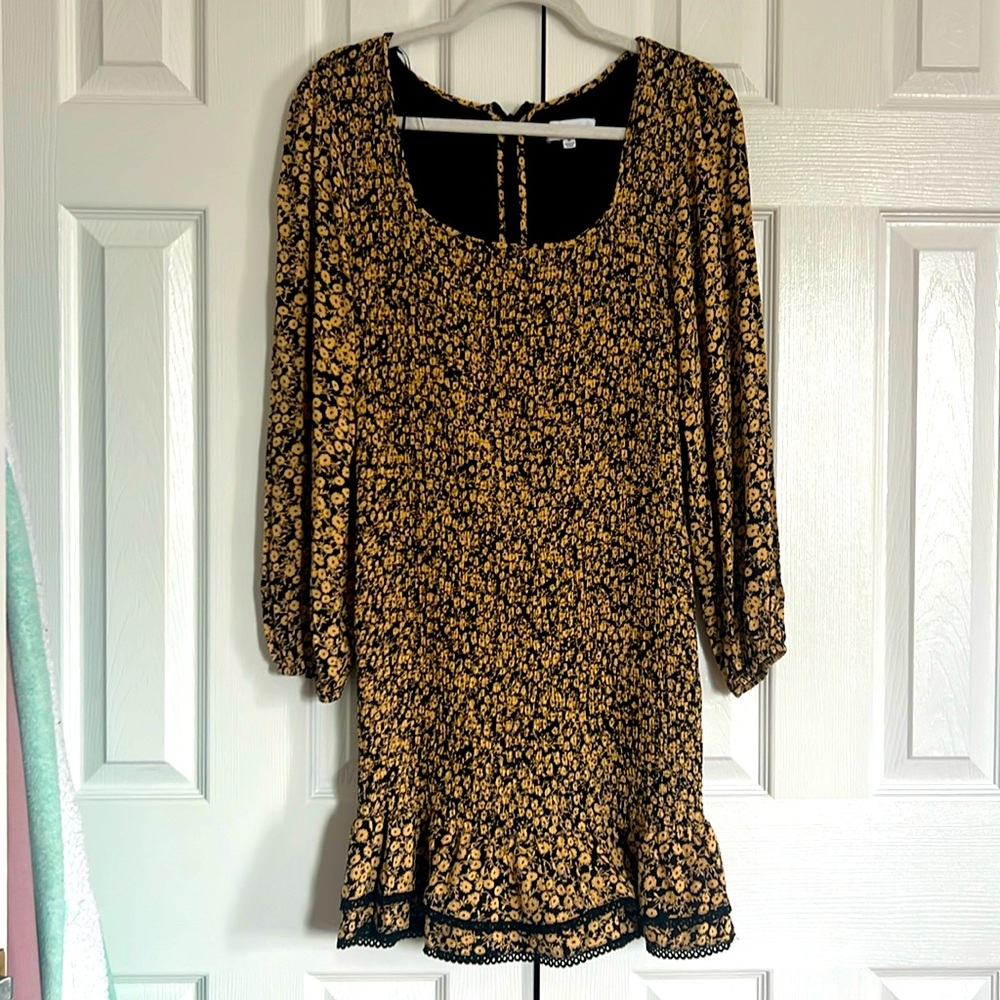 Classy dress size medium, comfortable and material .. make an offer,,,